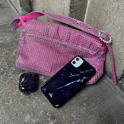 xoxo Wildhearts hoesje geschikt voor Airpods 1/2 - Marble Black Mood - Ook als telefoonhoesje verkrijgbaar - schokbestendige case geschikt voor Airpod 1 en 2 - koptelefoon case - Beschermhoes met marmerprint - marmer look - zwart — thumbnail 2