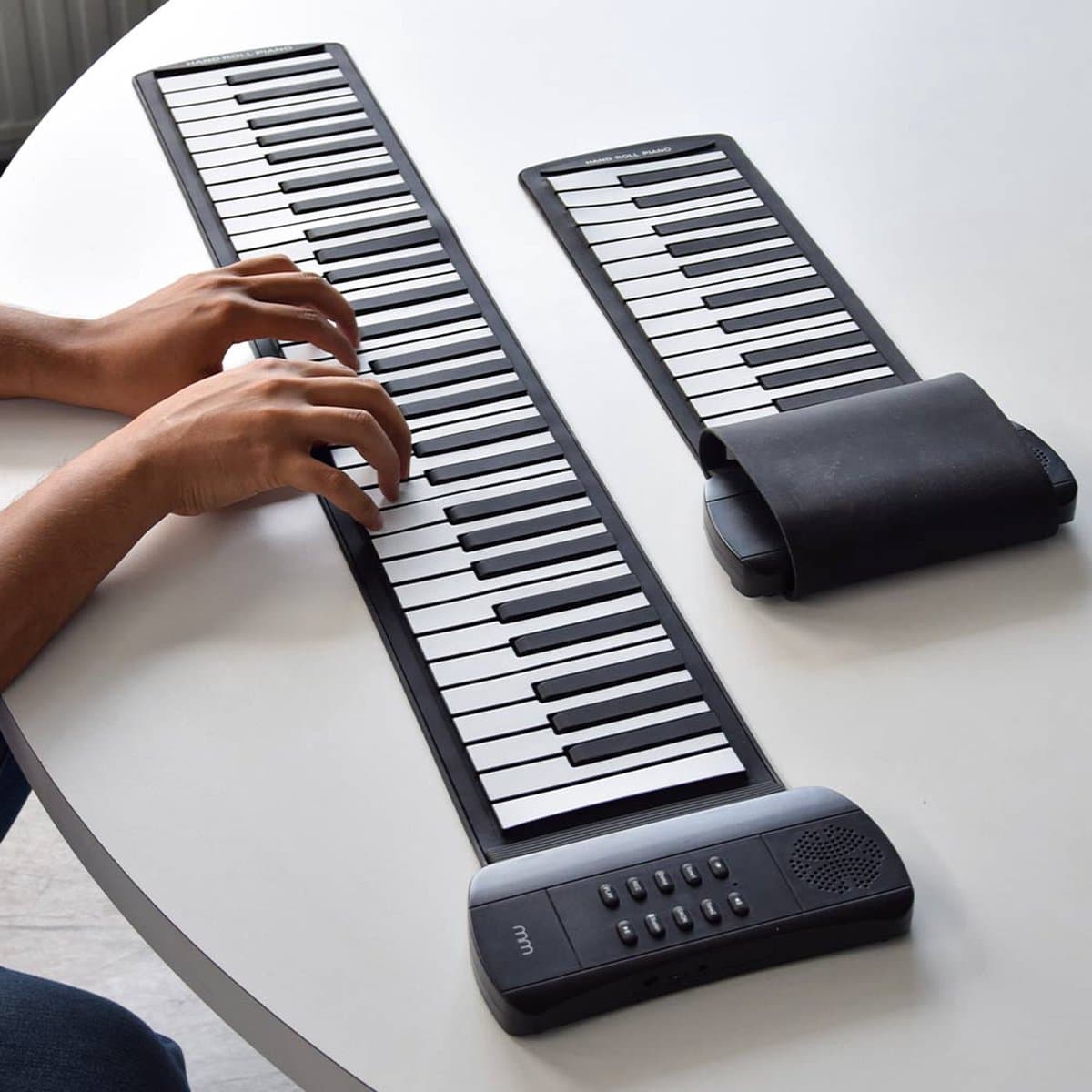 MikaMax Oprolbaar Keyboard – Digitale Piano – 61 Toetsen – 16 Instrumenttonen – Opname Functie –  Ingebouwde Luidspreker – Incl. Opbergtas – Roll Up Keyboard — afbeelding 1