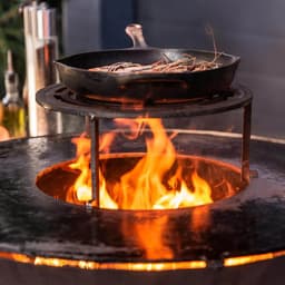 WELDED DRUM 800 Barbecue Vuurschaal - BBQ Lounge - cortenstaal - houtgestookt-standaard met wielen, aslade, regelbare luchttoevoer onder in vuurschaal waardoor veel minder last van rook, afdekplaat — thumbnail 4