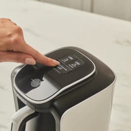Karaca Hatır Neo Turkse Koffiemachine met Melk – Porselein Wit – Automatisch – 1-5 Kopjes – Elektrische Cezve – Kozde Functie – Overkookbeveiliging — thumbnail 4