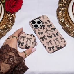 xoxo Wildhearts hoesje geschikt voor AirPods Pro 3 - Winter Muse - Ook als telefoonhoesje verkrijgbaar - schokbestendige case - koptelefoonhoes - Beschermhoes met strikjes patroon - Beige — thumbnail 2