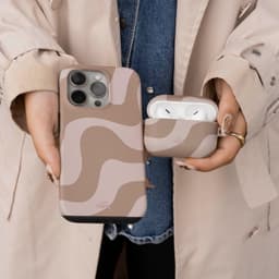 xoxo Wildhearts hoesje geschikt voor AirPods 4 - Ride With Me Brown - Ook als telefoonhoesje verkrijgbaar - schokbestendige case - koptelefoonhoes - Beschermhoes met met golvende print - golven - beige / bruin — thumbnail 3