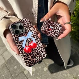 xoxo Wildhearts hoesje geschikt voor AirPods Pro 3 - Berry Wild - Ook als telefoonhoesje verkrijgbaar - schokbestendige case - koptelefoonhoes - Beschermhoes met met tijgerprint / luipaardprint - kers print - dierenprint hoesje - kersen panterprint — thumbnail 3