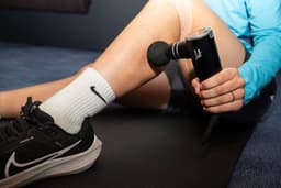 U-Sport Fittner Touch & Go - Mini Massage Gun - 5 Snelheden - AI Drukdetectie - Inclusief Beschermcase & 4 Opzetstukken - Zwart — thumbnail 3