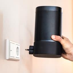 Muurbeugel geschikt voor Sonos One (SL) / Play:1 - Standaard geschikt voor Sonos One - Stopcontact Houder - Zonder boren - Kabelvrij & Stevig - Zwart — thumbnail 4