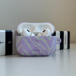 xoxo Wildhearts hoesje geschikt voor AirPods 4 - Main Character - Ook als telefoonhoesje verkrijgbaar - schokbestendige case - koptelefoonhoesje - Matte afwerking - Beschermhoes met zebraprint - dierenprint hoesje - Paars - Groen — thumbnail 3