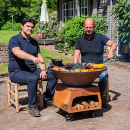 BBQ Plancha Grill Brasero Vuurschaal Cortenstaal met grote wielen, houtopslag en bakplaat Ø80cm Vuurkorf Tuinhaard — thumbnail 1