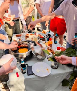 BBQ2GO - BBQ - Rookvrije Houtskool Barbecue - Tafel BBQ - Geschikt voor 2 - 5 Personen - Binnen 5 min Gebruiksklaar met 125 gr. houtskool- Inclusief Draagtas — thumbnail 4