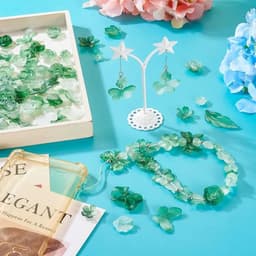 100 gram groene matte acryl kralen mix met bloemen, bogen, vlinders en bladeren voor het maken van unieke DIY sieraden en creatieve projecten — thumbnail 3