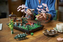 LEGO Icons - Rustgevende tuin Constructiespeelgoed — thumbnail 4