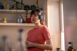 PHILIPS TAH4209 Lichtgewicht On Ear draadloze Bluetooth Headphones met Passive Noise Isolation - multipoint connectie - 55 uur afspeeltijd, natuurlijk geluid, heldere gesprekken, dynamische bass, 2 uur USB-laden - Denim Blauw — thumbnail 3