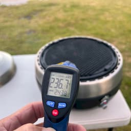 BBQ2GO PRO SET met zware grillplaat - Rookvrije Houtskool Barbecue - Tafel BBQ - Draagbaar voor 5 Personen - Met Pizzaset, Rookverhoging, Indirect Grillrooster & Draagtas - Ø30cm — thumbnail 4
