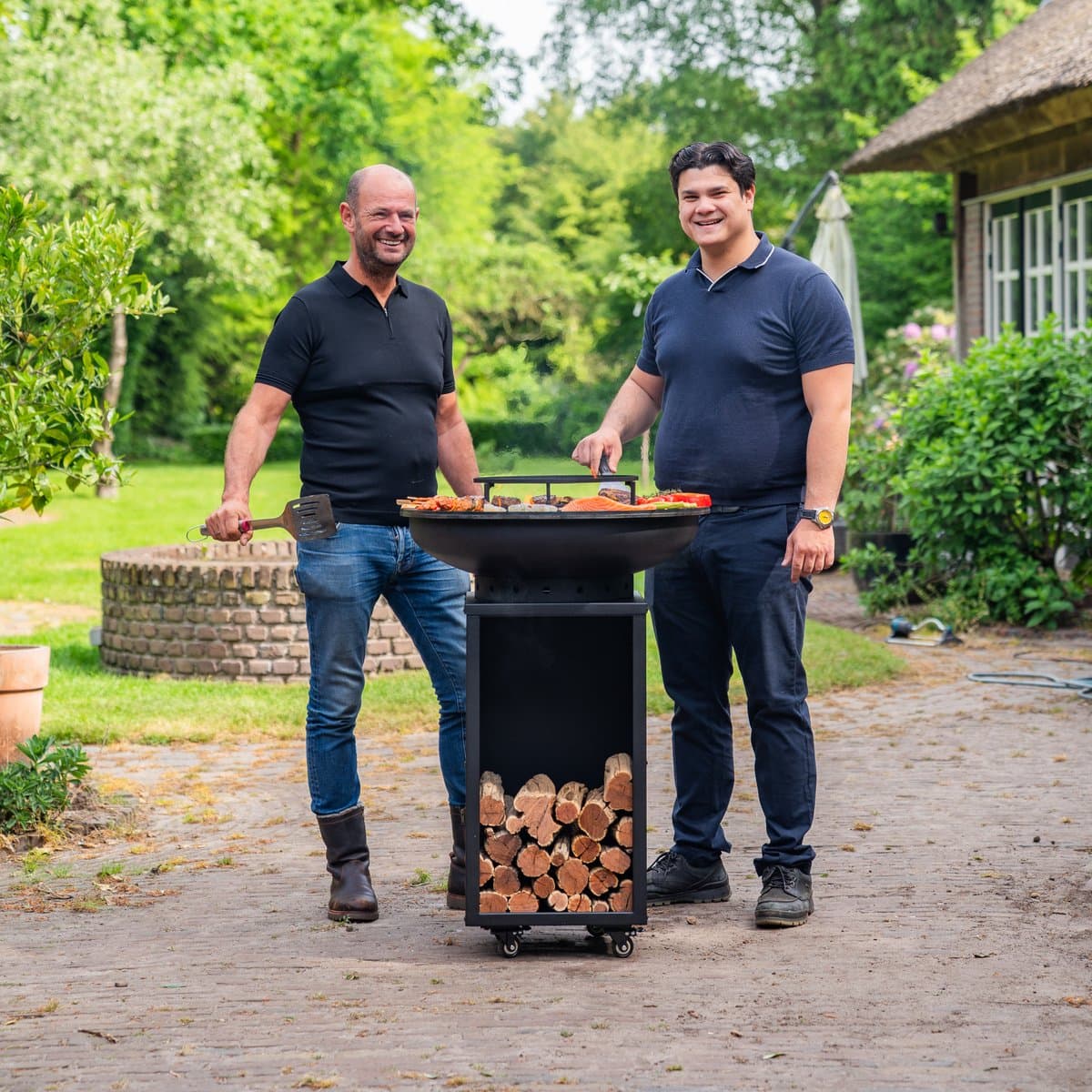 RJRoyal Living Plancha BBQ Camarada Blackline Bakplaat 8mm en conisch incl Wielen en Wok-ring — afbeelding 1