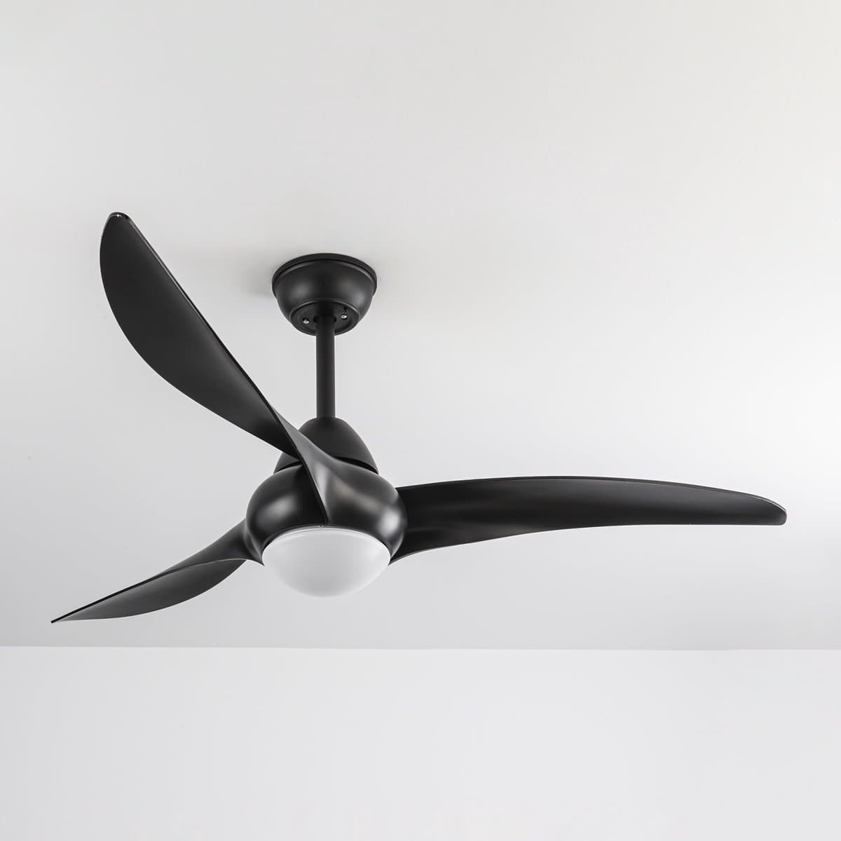 LumenXL - Zwarte plafondventilator Wieke met LEDs en aanpasbare kleurtemperatuur — afbeelding 1