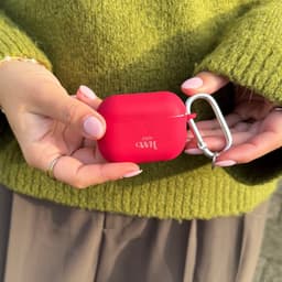 xoxo Wildhearts siliconen hoesje geschikt voor AirPods Pro (2) - Silicone Case (Burgundy) - Beschermhoes met clip - Optimale bescherming - Bordeaux Rood — thumbnail 4