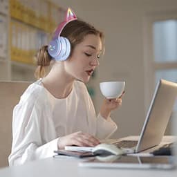 Koptelefoon Kinderen - headset draadloos - LED verlicht - kat - kattenoortjes - opvouwbaar - bluetooth - 10 uur batterijleven - Roze — thumbnail 2