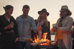 BarrelQ - Big industrieel houtskool Barbecue vuurkorf en statafel in één 200L olievat zwart — thumbnail 5