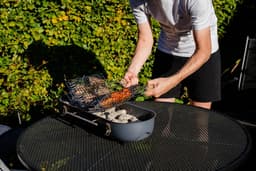 Designnest Flip Grill BBQ Gemakkelijk mee te nemen barbecue met draaibare roosters en geïntegreerde snijplank — thumbnail 3