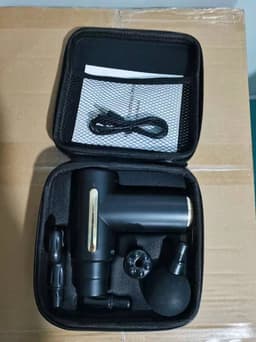 Mini massage gun - 4 koppen - 6 snelheden - diepe spierstimulatie - licht in gewicht (540 gram) - stil in gebruik - makkelijk mee te nemen — thumbnail 5