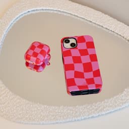 xoxo Wildhearts hoesje geschikt voor Airpods 1/2 - Drunk In Love - Ook als telefoonhoesje verkrijgbaar - schokbestendige case geschikt voor Airpod 1 en 2 - koptelefoon case - Beschermhoes met print - golvende blokjes - roze / rood — thumbnail 4