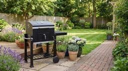 Houtskoolbarbecue XL Grillwagen met Deksel, Thermometer & Rookfunctie – House&Garden BBQ Houtskool Grill met Warmhoudrooster, Wielen, Opbergplanken, Aslade & Accessoires – Zwart — thumbnail 4