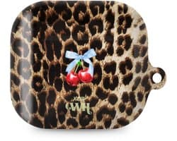 xoxo Wildhearts hoesje geschikt voor AirPods 4 - Berry Wild - Ook als telefoonhoesje verkrijgbaar - schokbestendige case - koptelefoonhoes - Beschermhoes met met tijgerprint / luipaardprint - kers print - dierenprint hoesje - kersen - panterprint