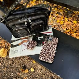 xoxo Wildhearts hoesje geschikt voor AirPods 3 - Wild Thing - Ook als telefoonhoesje verkrijgbaar - schokbestendige case - koptelefoonhoesje - Matte afwerking - Tijgerprint / luipaardprint - dierenprint hoesje - panterprint — thumbnail 3