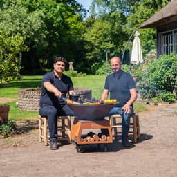 BBQ Plancha Grill Brasero Vuurschaal Cortenstaal met grote wielen, houtopslag en bakplaat Ø80cm Vuurkorf Tuinhaard — thumbnail 3