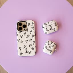 xoxo Wildhearts hoesje geschikt voor AirPods Pro 3 - All Yours - Glossy - Ook als telefoonhoesje verkrijgbaar - schokbestendige case - koptelefoon hoesje - Glimmend - Beschermhoes met hartjesprint - hartjes - Beige - Zwart — thumbnail 4