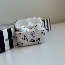 xoxo Wildhearts hoesje geschikt voor AirPods Pro 2 - All Yours - Matte - Ook als telefoonhoesje verkrijgbaar - schokbestendige case - koptelefoon hoesje - Mat - Beschermhoes met hartjesprint - hartjes - Beige - Zwart — thumbnail 2