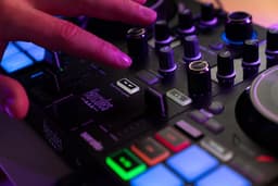 Hercules DJControl Inpulse 200 MK3 – Ideale DJ-controller om met DJ-en te beginnen – Software en tutorials inbegrepen – Spotify en Apple Music streamen met Serato DJ Lite — thumbnail 4