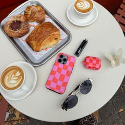xoxo Wildhearts hoesje geschikt voor Airpods Pro 1 / Pro 2 - Drunk In Love - Ook als telefoonhoesje verkrijgbaar - schokbestendige case geschikt voor Airpod Pro (2) - koptelefoon case - Beschermhoes met print - golvende blokjes - roze / rood — thumbnail 3