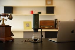 Outin - Universele koffie standaard - compatibel met de Outin Nano espressomachine - Verstelbaar in hoogte - Siliconen stootkussen voor plaatsing espressomachine — thumbnail 3