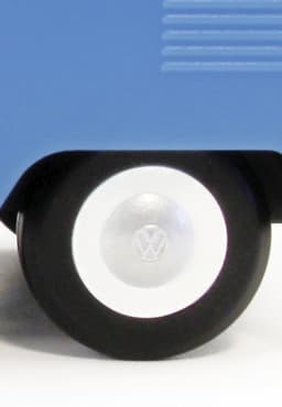 BRISA VW Collection - Volkswagen T1 Bulli Bus draagbare, draagbare Bluetooth-luidspreker, draadloos, mini-USB-C, 3,5 mm AUX-ingang (schaal: 1:20 I rood/blauw/wit) — thumbnail 3