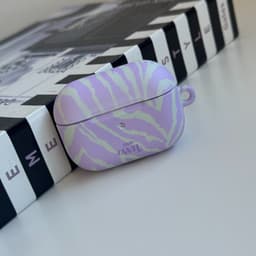 xoxo Wildhearts hoesje geschikt voor AirPods 4 - Main Character - Ook als telefoonhoesje verkrijgbaar - schokbestendige case - koptelefoonhoesje - Matte afwerking - Beschermhoes met zebraprint - dierenprint hoesje - Paars - Groen — thumbnail 4