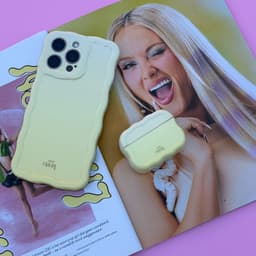 xoxo Wildhearts hoesje geschikt voor AirPods 1 & 2 - Buttercup - Ook als telefoonhoesje verkrijgbaar - Schokbestendige wavy case - Koptelefoonhoesje - Beschermhoes met golvend design - Geel — thumbnail 2