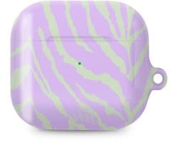 xoxo Wildhearts hoesje geschikt voor AirPods 4 - Main Character - Ook als telefoonhoesje verkrijgbaar - schokbestendige case - koptelefoonhoesje - Glimmende afwerking - Beschermhoes met zebraprint - dierenprint hoesje - Paars - Groen