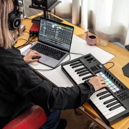Novation Launchkey 37 MK4 - MIDI Keyboard Controller - 37 Toetsen - 16 FSR Pads met Polyfone Aftertouch - OLED Display - USB — thumbnail 3