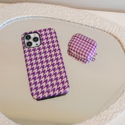 xoxo Wildhearts hoesje geschikt voor Airpods Pro 1 / Pro 2 - When In Paris - Ook als telefoonhoesje verkrijgbaar - schokbestendige case geschikt voor Airpod Pro (2) - koptelefoon case - Geruit / geblokt hoesje - Kleurrijke case - paars / beige — thumbnail 2