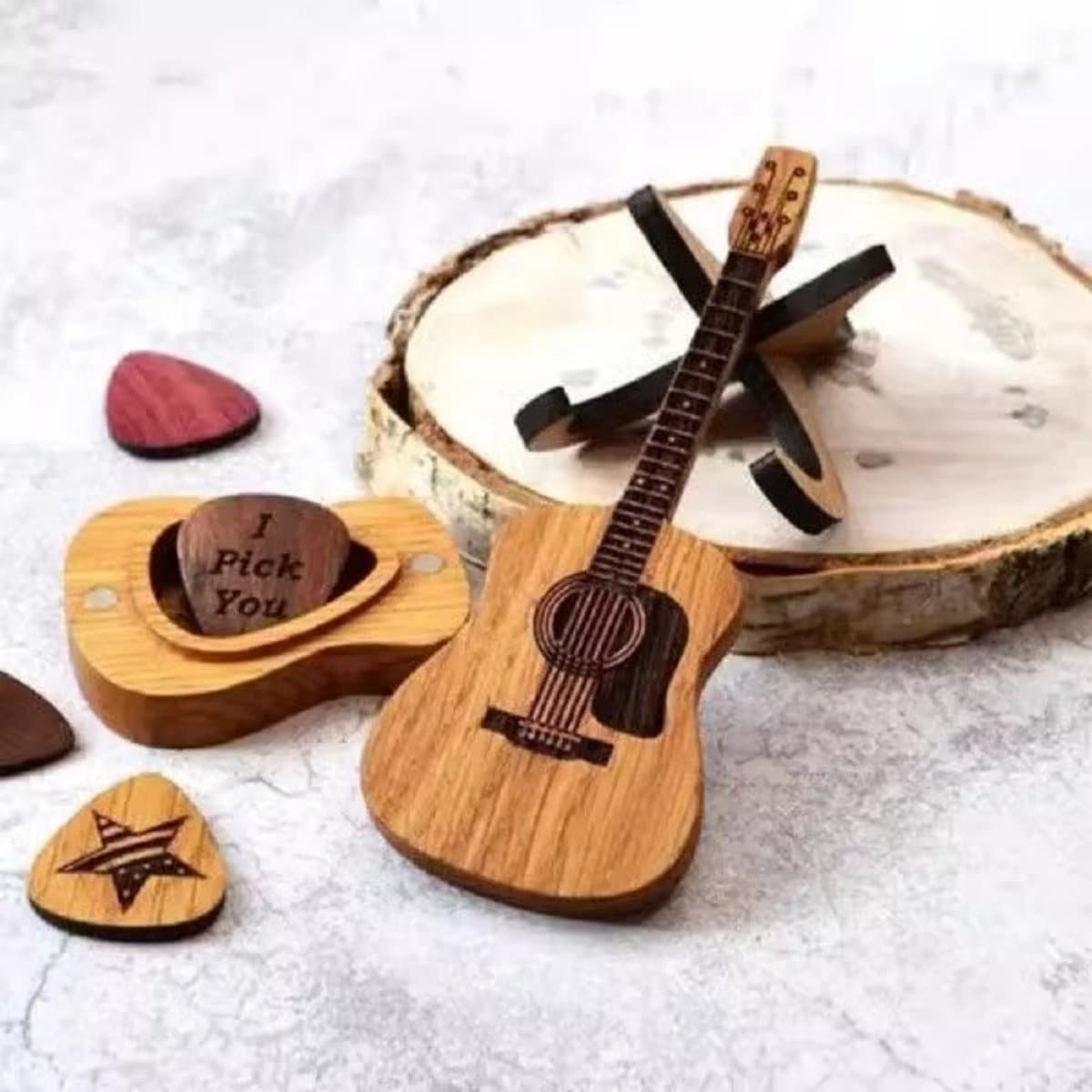 Houten Gitaar Plectrumdoos – Uniek Cadeau voor Gitaristen – Gitaarvormig Bewaardoosje – 12cm – Houtkleur — afbeelding 1