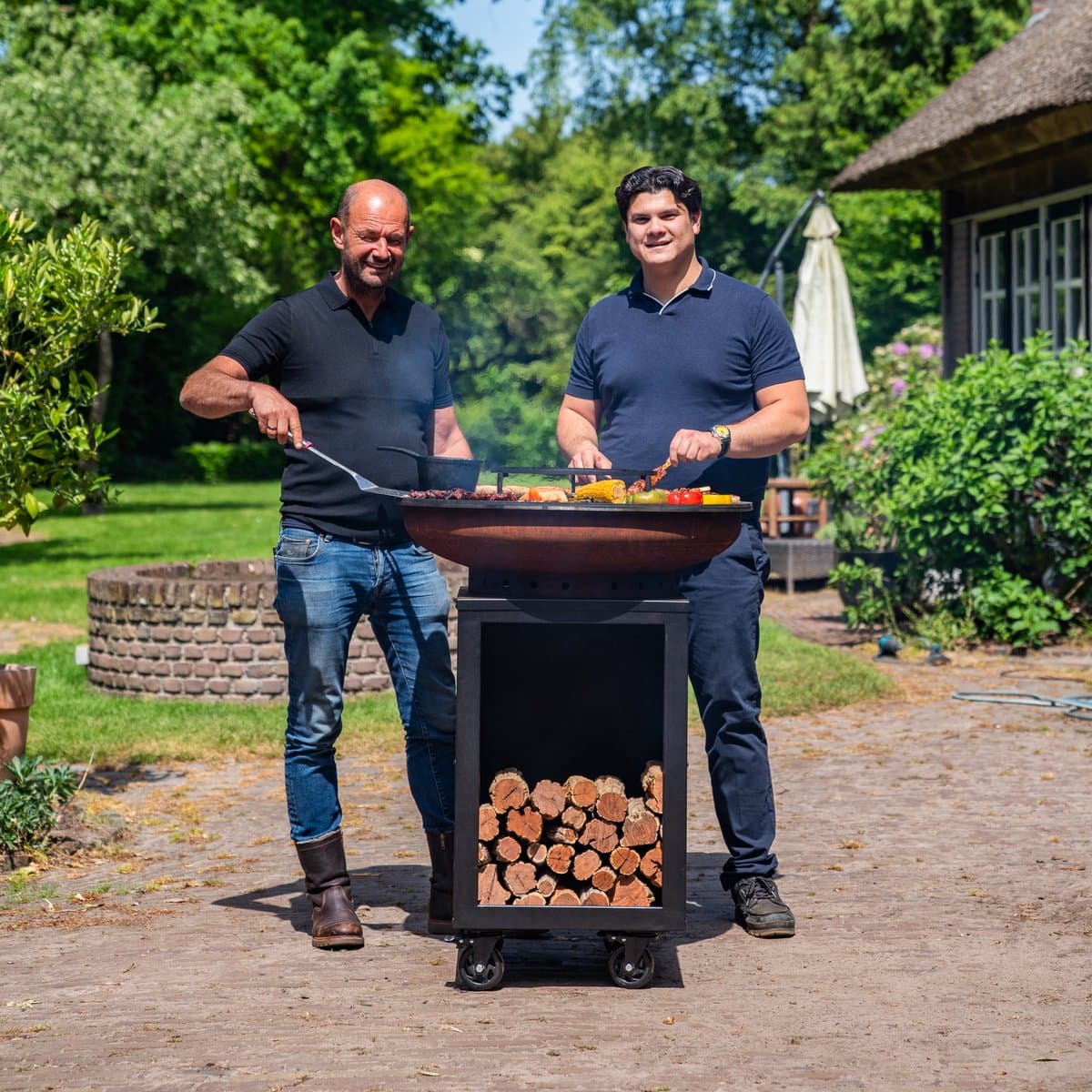 RJRoyal Living BBQ Plancha Grill Hermano XXL Cortenstaal Blackline - Met pook en houtopslag Ø80cm 8mm — afbeelding 1