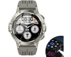 Knobbout 1.46” Scherm (3.7cm) Sportieve Smartwatch met LED Zaklamp – Bluetooth Bellen – HD Touchscreen (360×360) – 100+ Sportmodi – Hartslag, Bloeddruk & SpO₂ – IP68 Waterdicht – Muziekbediening – Android & iOS - Grijs