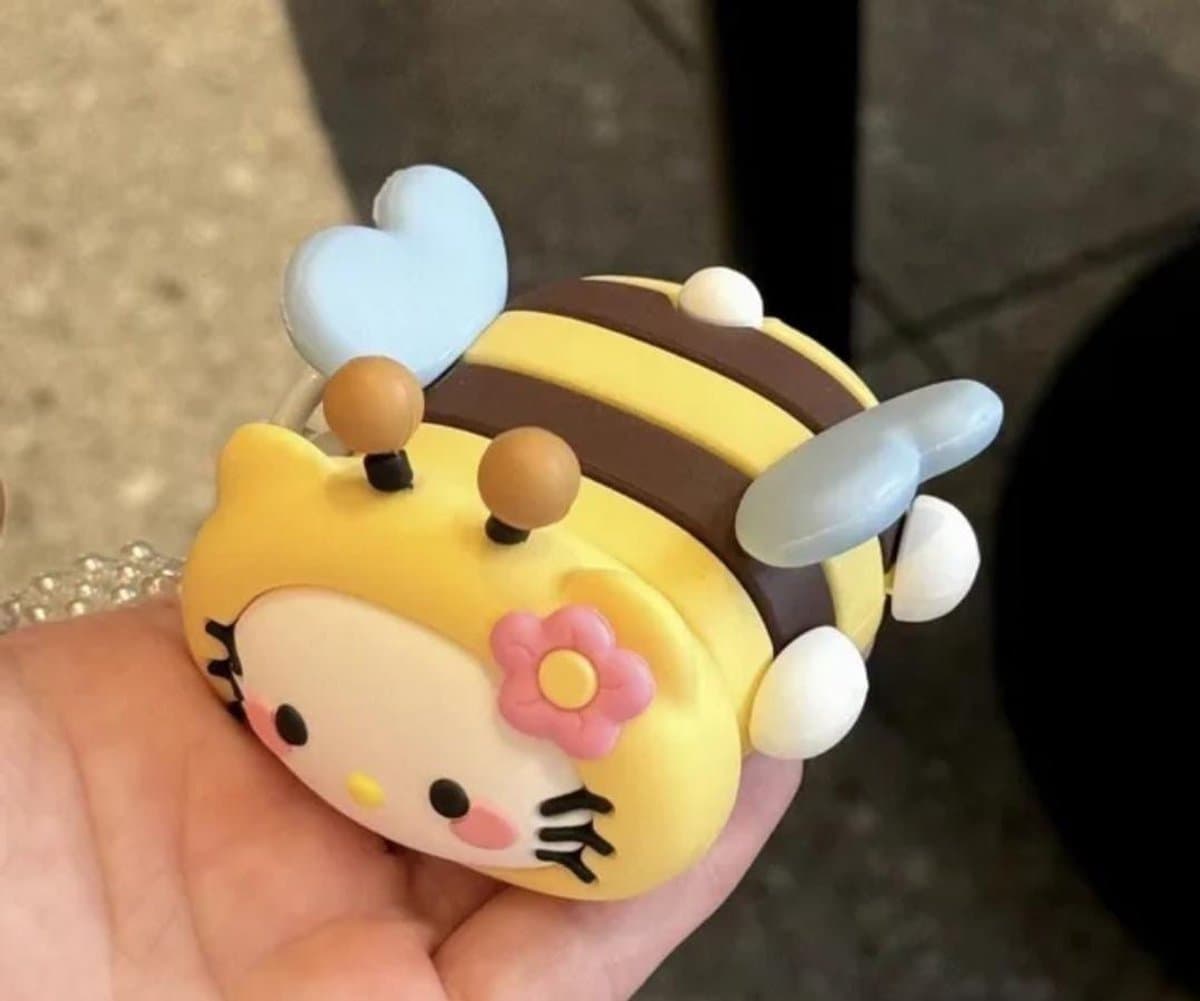 Cute AirPods 4 Hoesje – Siliconen Beschermhoes met Sleutelhanger – Cartoon Bij Design — afbeelding 1