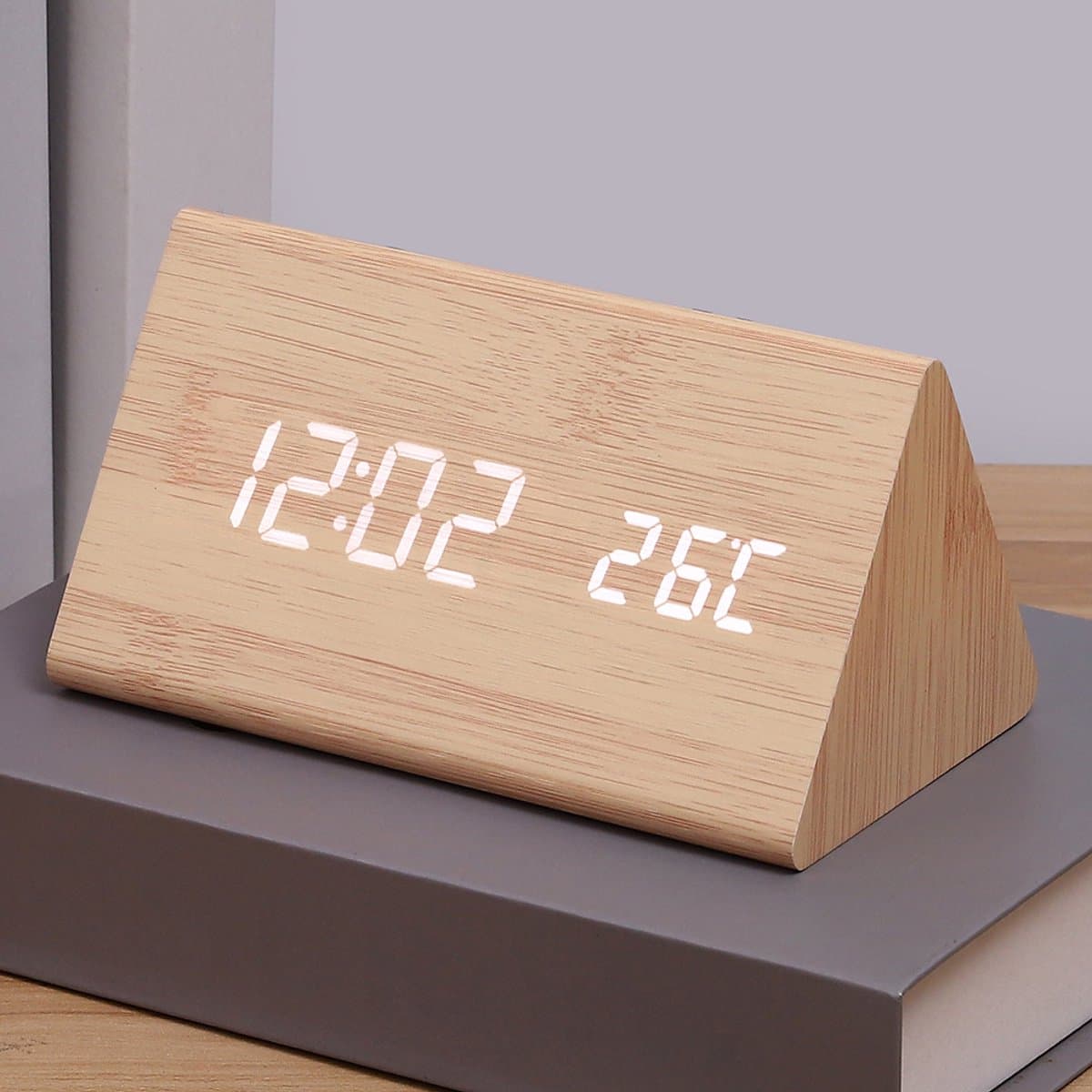 Driehoekige houtkleurige wekker. Digitale wekker met duidelijke led-cijfers en temperatuurweergave. — afbeelding 1