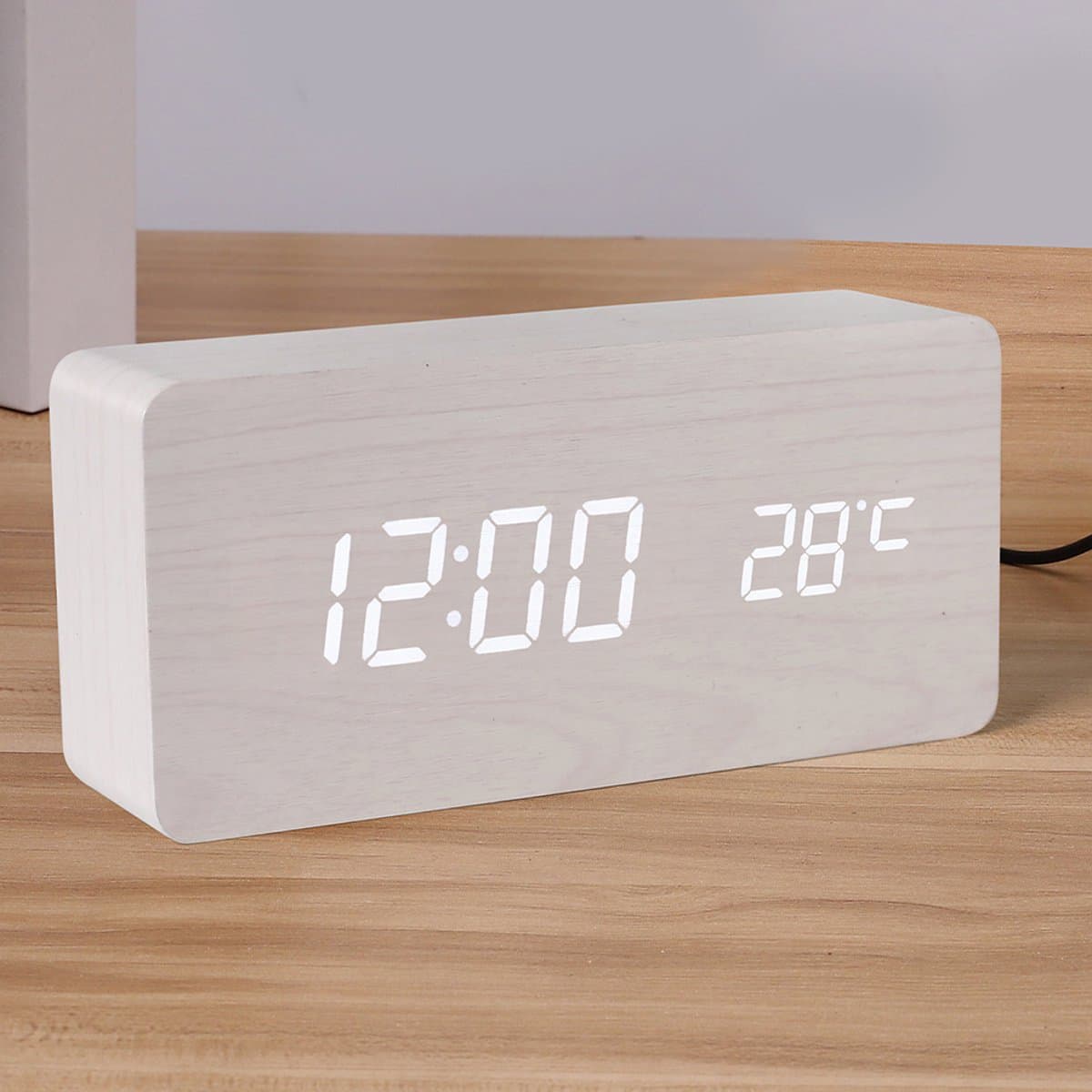 Witte houtafwerking. Digitale wekker met duidelijke led-cijfers en temperatuurweergave. — afbeelding 1
