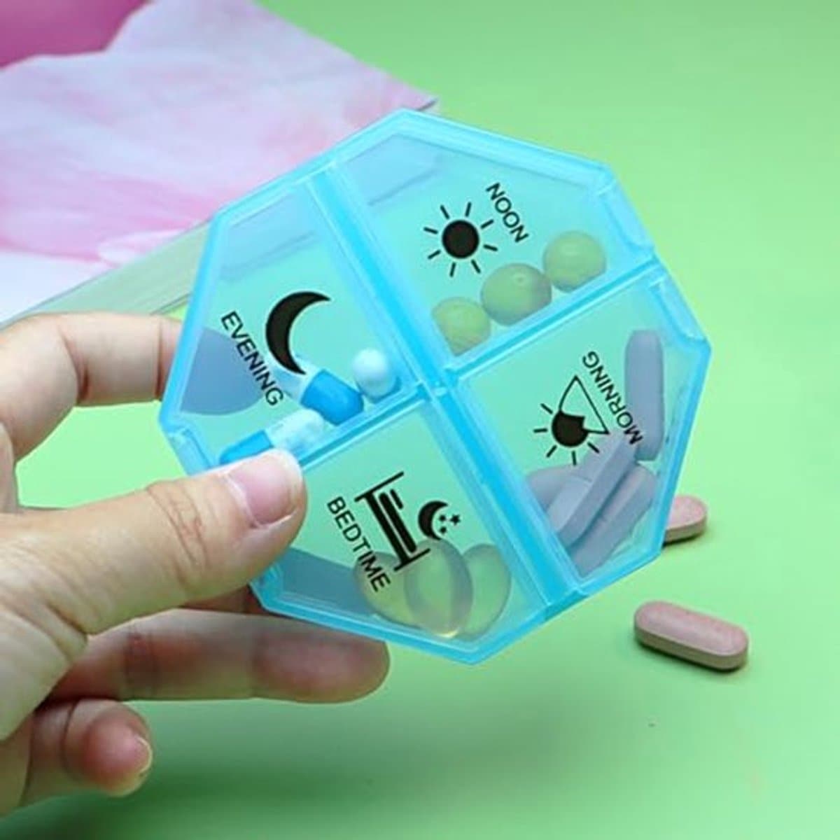 Haofy Medicijncontainer 28 compartimenten Verzegelde draagbare opbergdoos voor 7 dagen Handig medicijnbeheer voor dagelijks gebruik (transparant zeven kleuren) — afbeelding 1