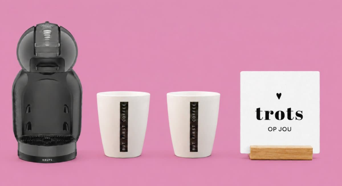 KRUPS NESCAFÉ Dolce Gusto MiniMe KP120810 - Koffiecupmachine - Antraciet / zwart + 2 witte mokken 'But first coffee' + witte tegel "Trots op jou" + tegelhouder — afbeelding 1