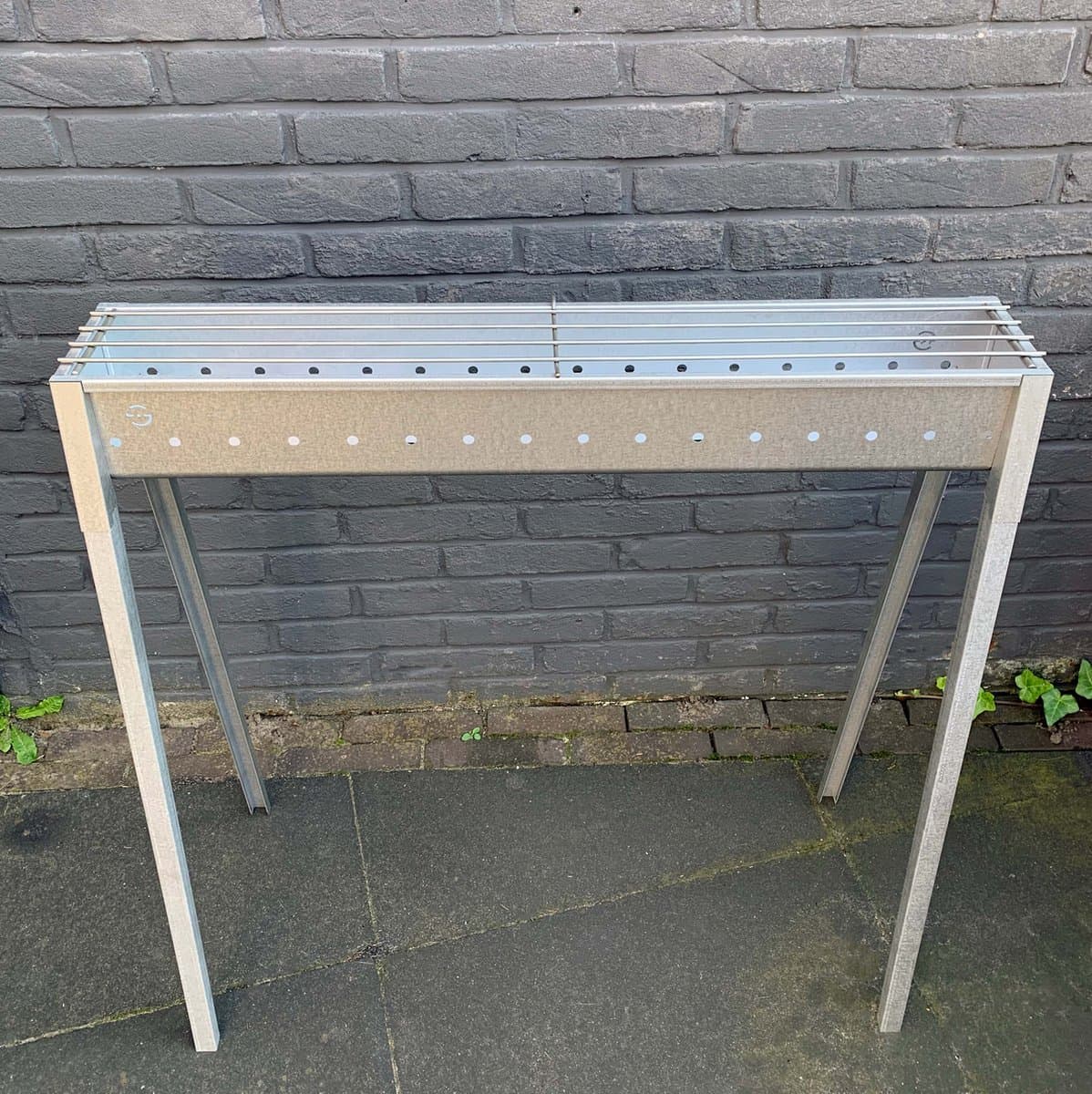 Spiedini Saté-bbq Bali 80 - Smalle houtskoolbarbecue met horizontaal rooster voor sate of andere spiesjes - 80 cm lang (let op: 11 cm smal) - Materiaal: gealuminiseerd ijzer — afbeelding 1