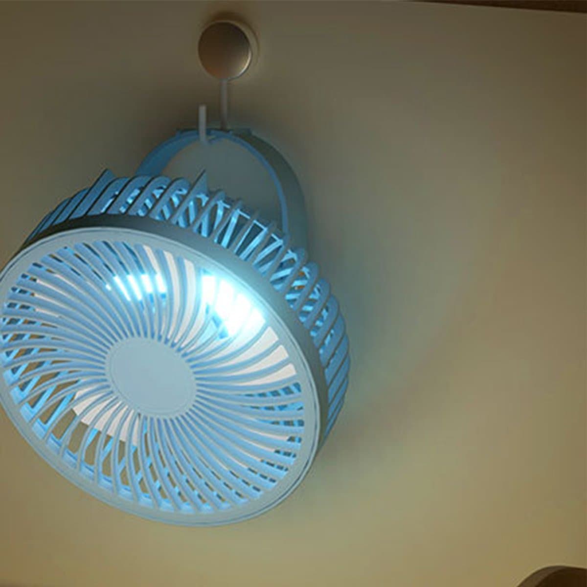 Draagbare oplaadbare bureauventilator met ledverlichting en haken – ventilator met 1200 mAh-accu voor tenten en reizen — afbeelding 1