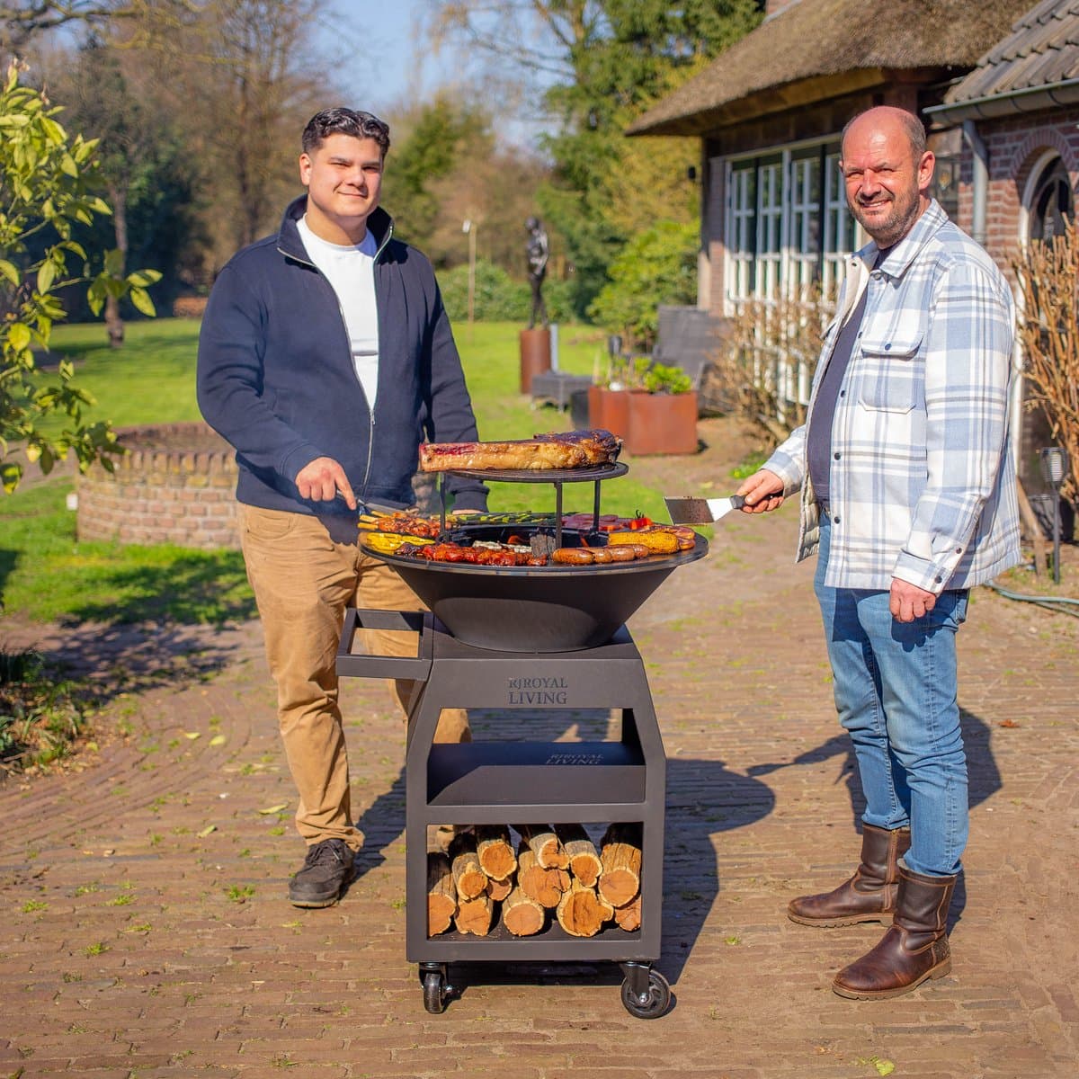 RJRoyal Living BBQ Plancha Grill Maestro Ø70cm Blackline - Met Grote wielen en houtopslag vuurschaal — afbeelding 1